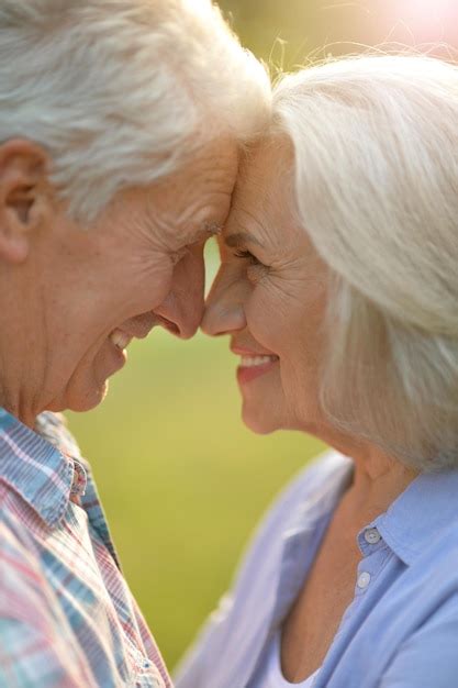 Retrato De Una Hermosa Pareja De Ancianos En El Parque Foto Premium