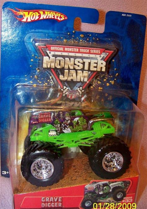 Amazon Hot Wheels Chrome Grave Digger Gravedigger 1 64 33 2005 Hotwheels 1 64 Scale Toys