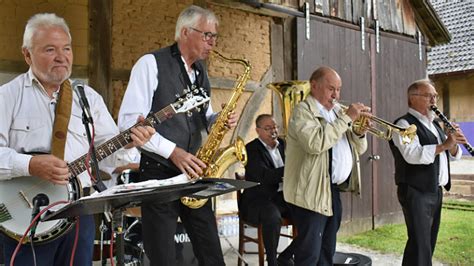 Das Wetter Und Der Liebe Jazz Jazzfans Trotzen Dem Regen In