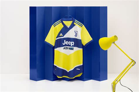 Juventus Années 90 Et Couleurs Chatoyantes Pour Le Maillot Third 2021