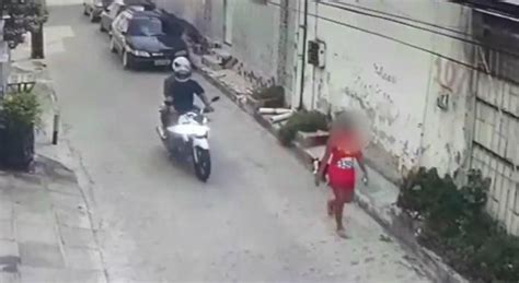 Vídeo criminosos assaltam mulher em plena luz do dia no Pina