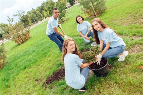 Voluntariado J Venes Voluntarios Afuera Plantando Juntos Sonriendo