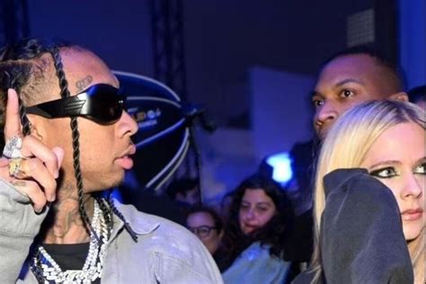 Avril Lavigne E Tyga S O Vistos Aos Beijos Na Paris Fashion Week