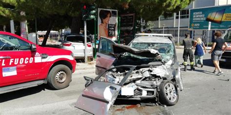 Incidente In Via Patern A Palermo Auto Distrutte Due Persone In