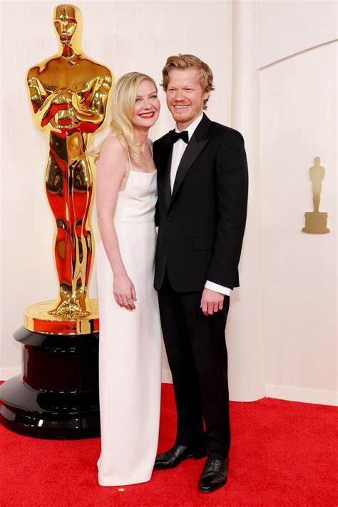 Kirsten Dunst Nearly Trips And Falls Into Giant Oscars Statue