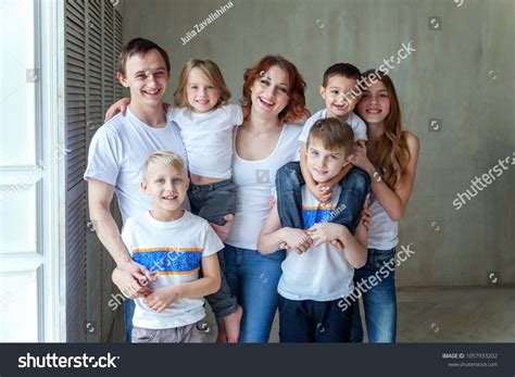 66,243 Family 5 Children Images, Stock Photos & Vectors | Shutterstock