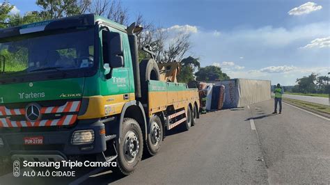 Pneu estoura e causa tombamento de carreta na Fernão Dias em Campanha