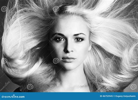 Beau Visage De Jeune Femme Fille Blonde Verticale Monochrome Beau