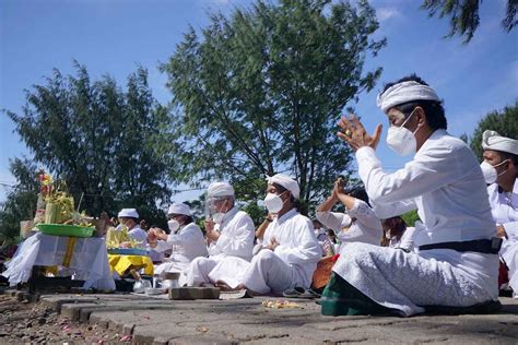 Foto Terapkan Prokes Umat Hindu Gelar Prosesi Melasti Di Pantai