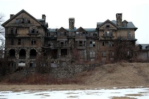 Haunted Summerwind Mansion Drove Family to Insanity