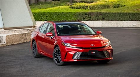 TOYOTA CAMRY 2025 LLEGA TOTALMENTE RENOVADO CON MÁS TECNOLOGÍA E