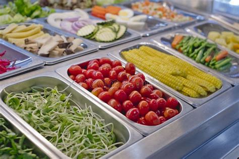 Saladebar Met Groenten In De Supermarkt Gezond Voedsel Stock Foto