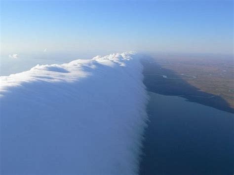 Mysterious Morning Glory Cloud Formation | Amusing Planet