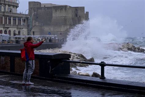 Maltempo In Tutta Italia A Venezia Il Mose Ferma L Acqua Alta