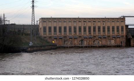 Flood Dam On Catawba River Stock Photo 1274328850 | Shutterstock