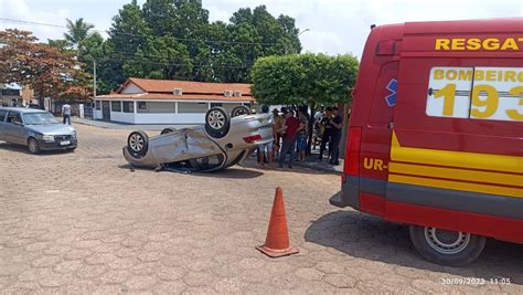 Carro Capota Ap S Bater Em Outro Ve Culo Em Avenida Motoristas Ficam