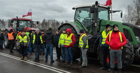 Wi Kszo Polak W Popiera Protesty Rolnik W Jasne Wyniki Sonda U