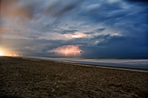 Lightning storm off the coast of Myrtle Beach, SC [OC] [6000x4000] : r