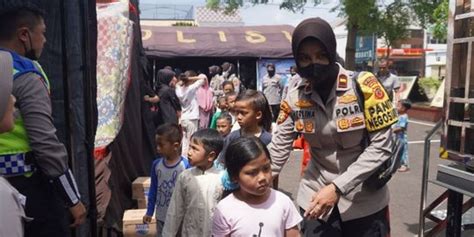 Aksi Polwan Polres Cianjur Hibur Anak Anak Korban Gempa Atasi Trauma