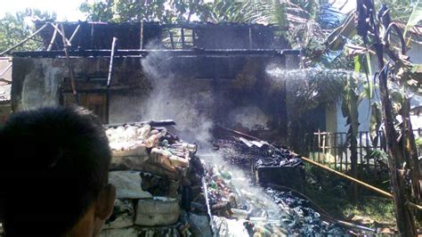 Korsleting Listrik Bakar Gudang Rongsok Di Rawalo