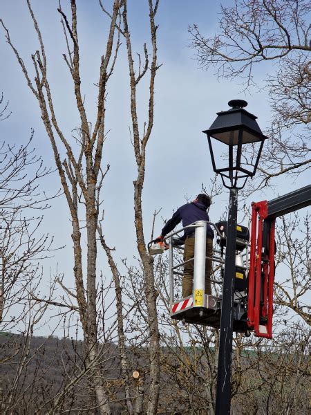 Lagage Dans Le Village Commune De Combret