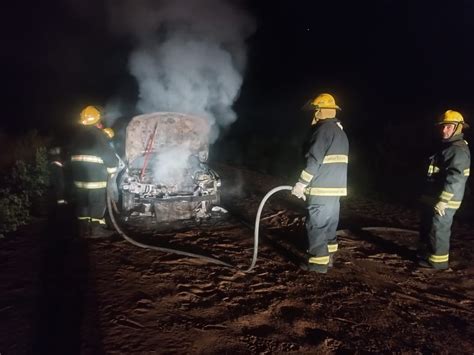 Destrucción total de un vehículo que tomó fuego camino a Fauzón La