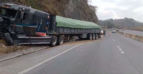 EN VIDEO Tráiler Se Encuneta En Km 20 Ruta Al Atlántico La Red 106 1 FM