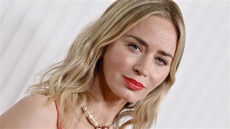 Emily Blunt Apologizes After Fat Shaming Comments Of Chilis Server Resurface ‘im Appalled