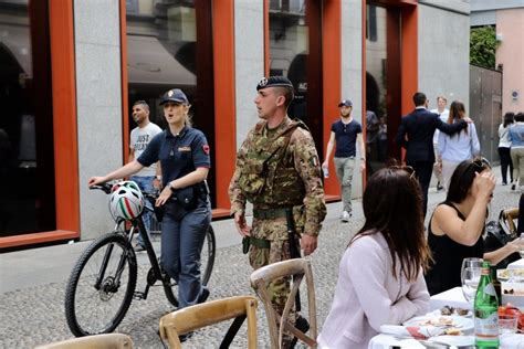 Milano Operazione Strade Sicure I Militari Debuttano A Brera La