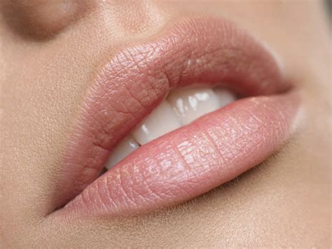 Simple Tricks To Make Your Lipstick Stay Longer