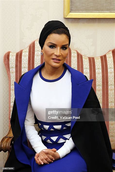 Sheikha Mozah Bint Nasser Al Missned During A Meeting With Pope Fotografía De Noticias