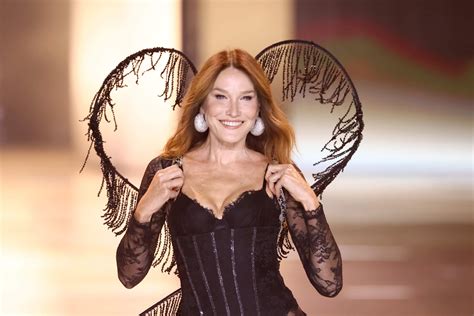 Carla Bruni en dentelle et avec ses ailes elle crée la surprise lors