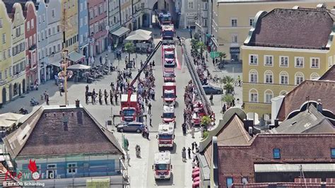 O Berraschende Parade Mit Feuerwehrfahrzeugen F R Scheidenden