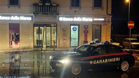 Atm Fatto Saltare In Aria Caccia Alla Banda Dei Bancomat