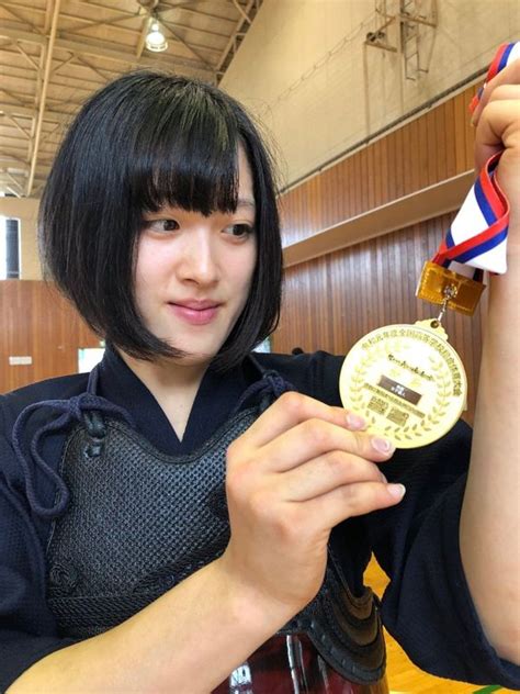 全国高校総体の剣道女子個人を初制覇した柿元は汗と涙の結晶、優勝メダルを愛おしそうに見つめた 写真｜【西日本スポーツ】 剣道 大将 総体