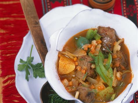 Ungarisches Rindergulasch Mit Kartoffeln Rezept Eat Smarter