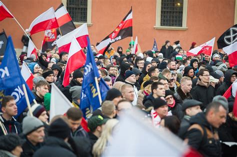 Manifestacja przeciw islamizacji Europy na Placu Zamkowym ZDJĘCIA