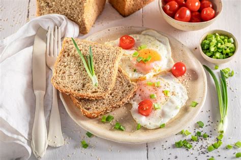 Desayuno Casero Y Saludable Con Pan Y Huevos Fritos Imagen De Archivo