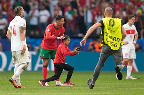 Sahaya Atlayıp Ronaldo yla Selfie Çekti O Çocuk Bakın Kim Çıktı