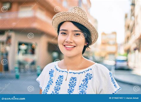 Joven Turista Latina En Vacaciones Sonriendo Feliz Caminando En La Ciudad Imagen De Archivo