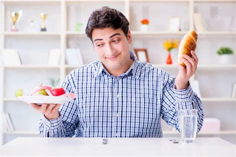 Hombre Que Tiene Un Dilema Entre La Comida Sana Y El Pan En El Concepto