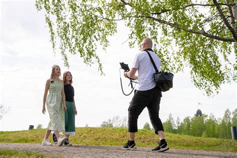 Suomen suven avausta juontavat 12 vuotiaat Unna Räsänen ja Aava