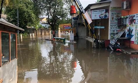 Tak Kunjung Surut 118 RT Dan Ruas Jalan Di Jakarta Masih Tergenang