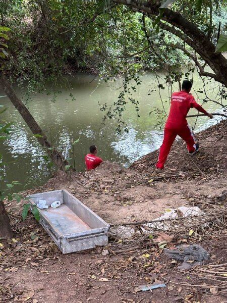 Corpo de homem enrolado em saco branco é encontrado boiando em córrego