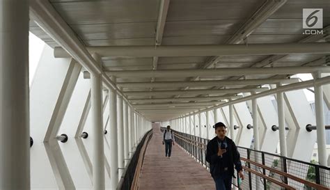 Foto Wajah Skybridge Penghubung Stasiun Lrt Velodrome Dengan Halte