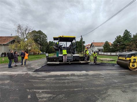 Kačarevo U toku asfaltiranje Prvomajske ulice