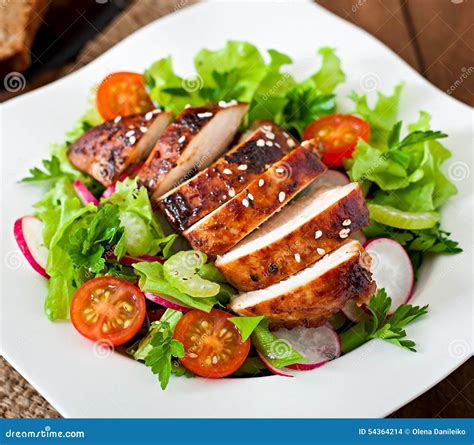 Ensalada De Las Verduras Frescas Con La Pechuga De Pollo Asada A La