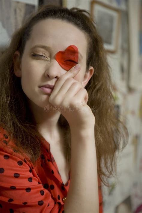 Verticale De Jeune Fille Attirante Avec Le Coeur Image Stock Image Du