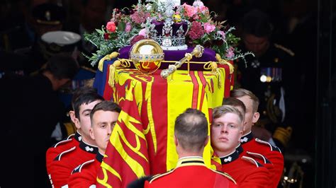 La Couronne Florale Sur Le Cercueil D Elizabeth Ii Contient De La Myrte