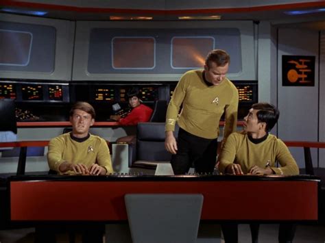 The Naked Time Star Trek Naves De Star Trek Series De Tv